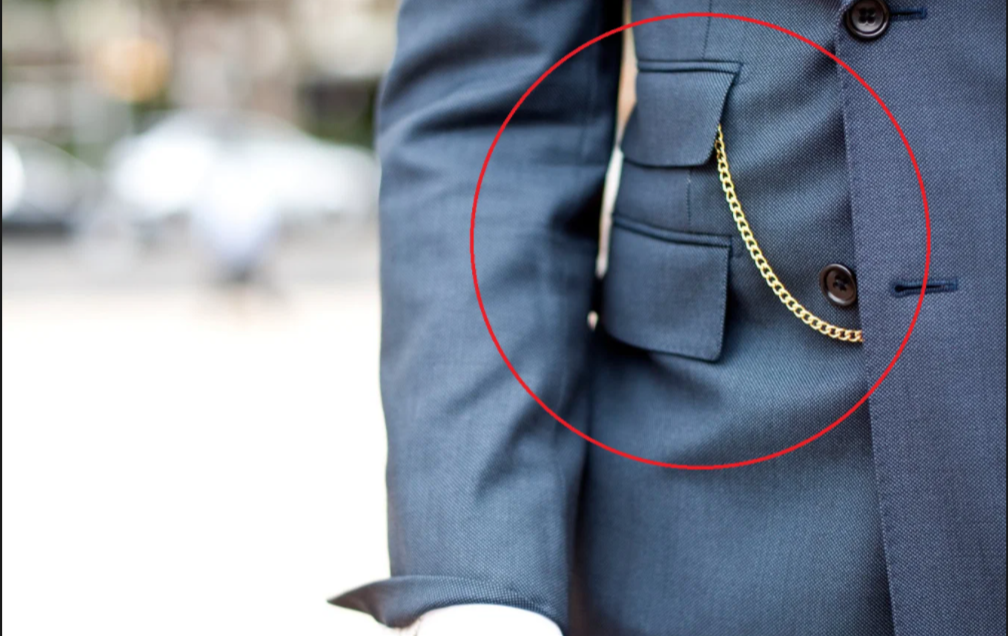 Почему на некоторых мужских пиджаках с правой стороны есть сразу два кармана?