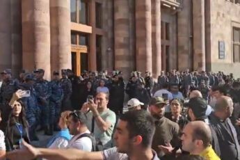 В Ереване требуют отставки Пашиняна