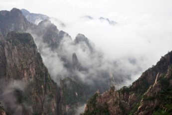 В Китае обнаружен первый в мире ударный кратер на вершине горы