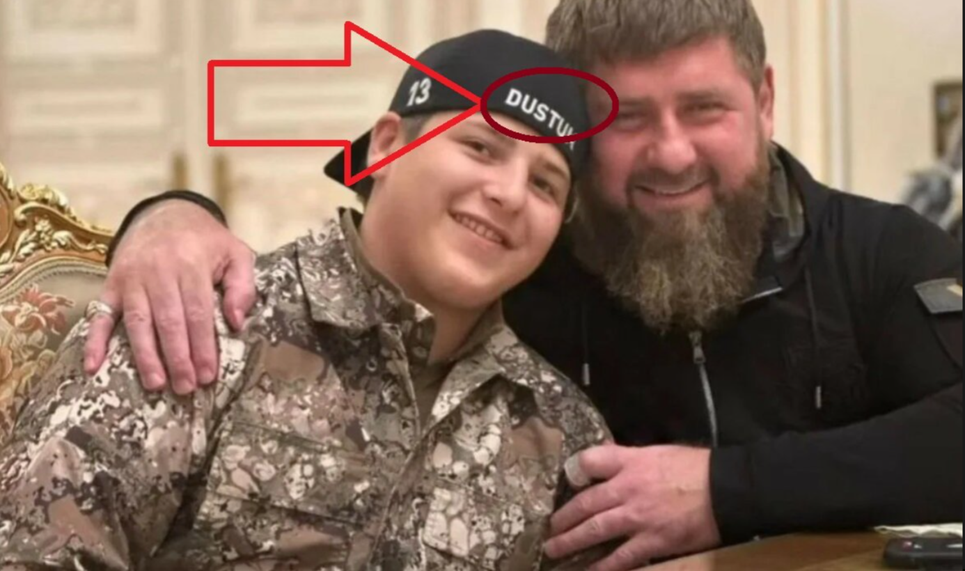 Почему у Адама Кадырова на кепке написано Dustum